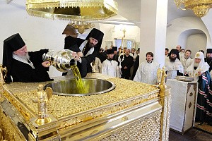 В Великий понедельник Святейший Патриарх Кирилл совершил молебен на начало чина мироварения