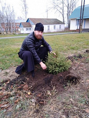 В Сухотинском монастыре продолжаются работы по благоустройству территории