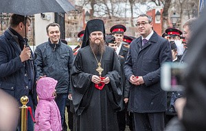 Наместник Высоко-Петровского монастыря принял участие в открытии выставки в парке Мосгордумы расписанных в рамках Петровского фестиваля пасхальных яиц