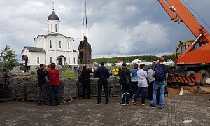Первый в России памятник Вел. кн. московскому  Иоанну III установлен в скиту Свято-Тихоновой пустыни Калужской епархии
