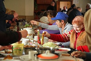 Введенский монастырь г. Иванова организовал обед для малоимущих  в праздник Крестовоздвижения