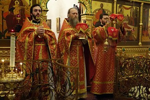 Наместник Соловецкого монастыря возглавил совещание рабочей группы комиссии Межсоборного присутствия в Богородице-Рождественском монастыре  и совершил в нем Литургию