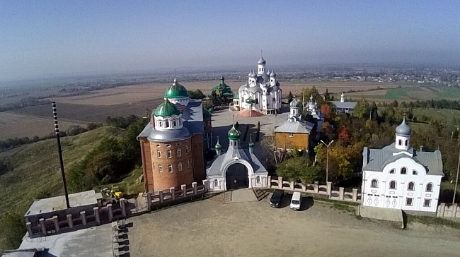 Женский монастырь праведной Анны Черновицко-Буковинской епархии
