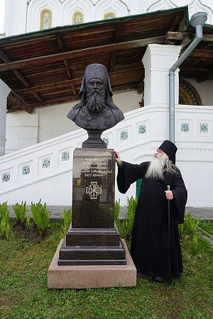 В Печерском монастыре установлен бюст  архиепископу Макарию (Миролюбову)