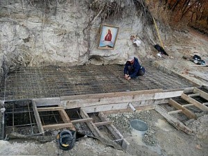 На дороге к Святогорскому монастырю Благовещенской епархии обустраивается природный источник