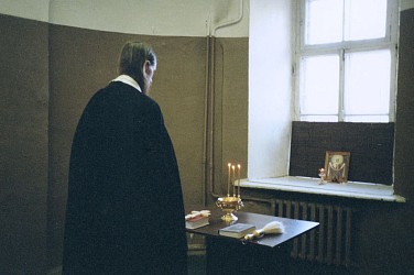 Иеромонах Евлогий (Стручалин) совершает первый молебен в Покровском храме, октябрь 1995 года