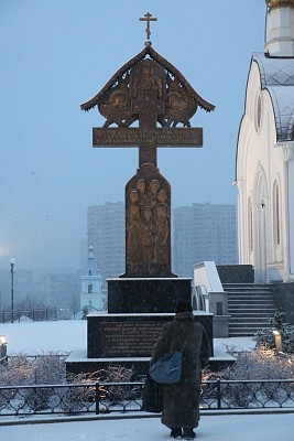 Тихая молитва у Креста-памятника