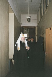 Святейший Патриарх Алексий II осматривает сестринский корпус, 1996 год