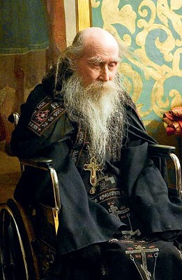 Схиархимандрит Михаил в алтаре Трапезного храма на Пасху Схиархимандрит Михаил в алтаре Трапезного храма на Пасху