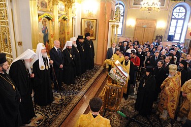 Совместное служение в Покровской обители Святейшего Патриарха Московского и всея Руси Кирилла и Святейшего Патриарха Болгарского Неофита, 8 марта 2016 года. На малом входе было совершено торжественное совместное прославление двумя Поместными Церквами святителя Серафима (Соболева)