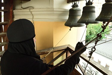 Звонарь на колокольне