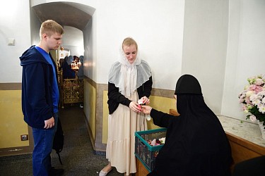 У мощей святой Матроны сестры раздают освященные цветочки