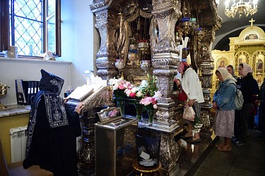 Чтение Неусыпаемой Псалтири у мощей блаженной Матроны