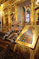 Совместное служение в Покровской обители Святейшего Патриарха Московского и всея Руси Кирилла и Святейшего Патриарха Болгарского Неофита, 8 марта 2016 года. На малом входе было совершено торжественное совместное прославление двумя Поместными Церквами святителя Серафима (Соболева)