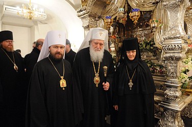 Совместное служение в Покровской обители Святейшего Патриарха Московского и всея Руси Кирилла и Святейшего Патриарха Болгарского Неофита, 8 марта 2016 года. На малом входе было совершено торжественное совместное прославление двумя Поместными Церквами святителя Серафима (Соболева)